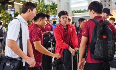 HLV Kim Sang Sik phải chia tay hơn nửa ĐT Việt Nam ngay tại sân bay