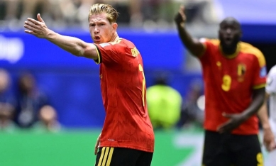 Vì sao De Bruyne ngăn đội y tế vào sân chăm sóc đồng đội Trossard?