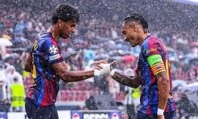 Raphinha lập cú đúp, Barca hủy diệt Feyenoord ngày mở màn C1