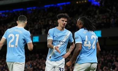 Thắng Newcastle, Man City 'phả hơi nóng' vào gáy Arsenal