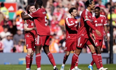 Hạ Palace, Liverpool tiến gần vé dự Champions League