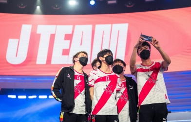 Tìm hiểu về J Team, đối thủ của Team Flash tại bán kết ICONS 2022