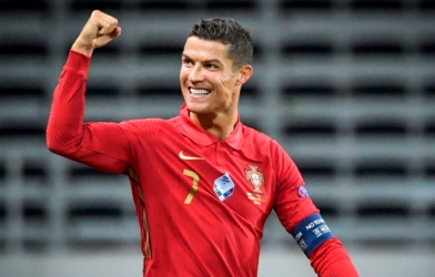Giữa lúc 'bão tố', Ronaldo bất ngờ bị ‘người nhà đâm sau lưng'
