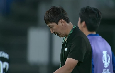 Truyền thông ĐNÁ xúc động trước cách ăn mừng của HLV Kim Sang Sik