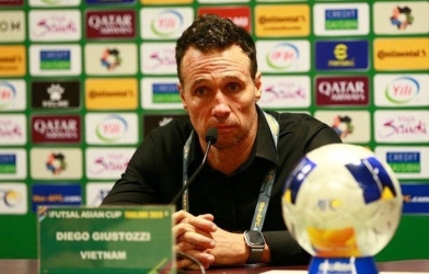 HLV ĐT Việt Nam chê mặt sân thi đấu tại Indonesia sau chiến thắng 2-0