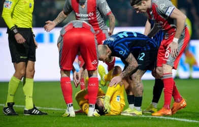Inter Milan bị phạt nặng vì CĐV ném pháo vào cầu thủ Indonesia