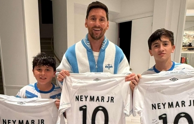 Messi và các con nhận món quà đặc biệt từ Neymar