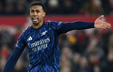 CĐV phẫn nộ khi cầu thủ Arsenal thoát thẻ đỏ