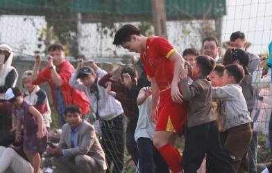 Đình Bắc tỏa sáng với 4 bàn, ủng hộ 60 triệu cho bà con khó khăn