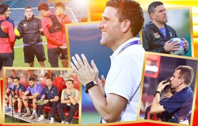 HLV Tây Ban Nha đến sân để nói lời chia tay với cầu thủ Ninh Bình