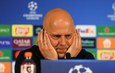 HLV Arne Slot bức xúc với VAR sau thất bại của Liverpool