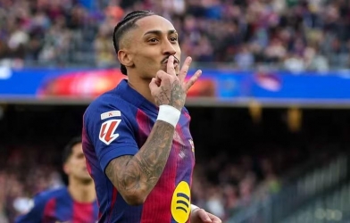 Raphinha lập hat-trick, Barca củng cố ngôi đầu bảng