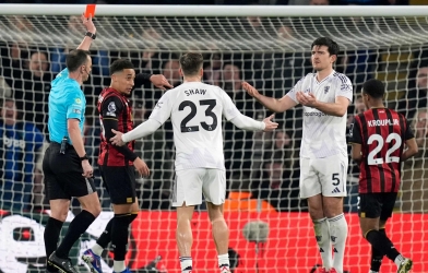 Huyền thoại MU tố trọng tài xử ép sau thẻ đỏ của Maguire