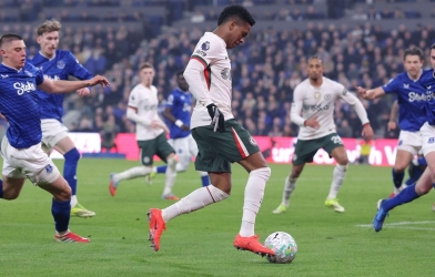 Chelsea thoát án trừ điểm, Premier League gây tranh cãi lớn