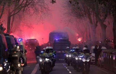 HLV Simeone lên tiếng khi xe buýt Atletico Madrid bị tấn công