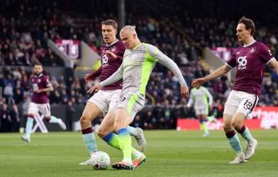 Thắng Burnley, Man City chính thức vươn lên đầu bảng Ngoại hạng Anh