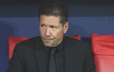 HLV Simeone va chạm với sao Arsenal sau trận đấu