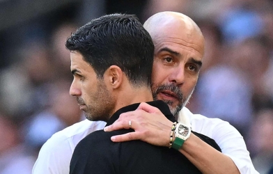 HLV Pep Guardiola phản ứng khi VAR sắp giúp Arsenal vô địch