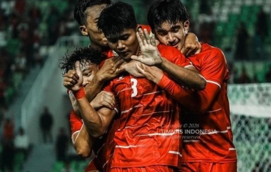 CĐV ĐNÁ phản ứng dữ dội khi Việt Nam thua Indonesia phút cuối