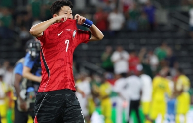 Son Heung-min cúi đầu xin lỗi đồng đội sau cú sốc trước Nam Phi