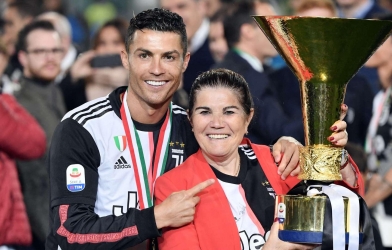 Mẹ Ronaldo đau lòng: 'Họ không trân trọng con trai tôi'