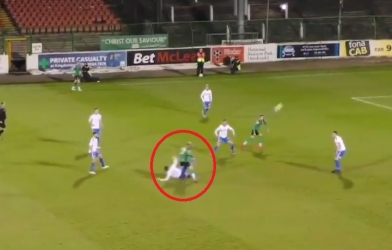 VIDEO: Xoạc bóng bừa, cầu thủ tạo nên siêu phẩm phản lưới nhà đẹp nhất thế giới