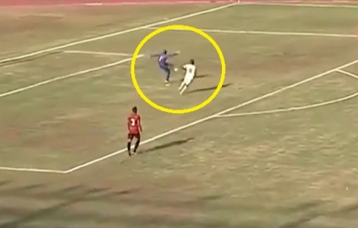 VIDEO: Thủ môn dùng động tác giả tệ nhất thế giới và cái kết cực hài