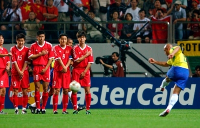VIDEO: Roberto Carlos đá phạt như tên lửa xé lưới đội tuyển châu Á