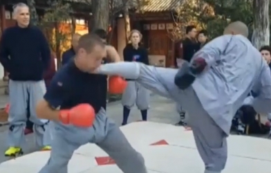 VIDEO: Sư Thiếu Lâm hạ gục cao thủ MMA với cú đá nhanh như điện