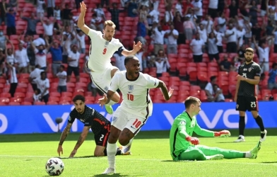 Sterling chạy chỗ đỉnh cao, trừng phạt hàng thủ Croatia