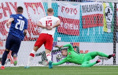Sao Slovakia solo ngoạn mục, dứt điểm khiến thủ môn Ba Lan phản lưới nhà