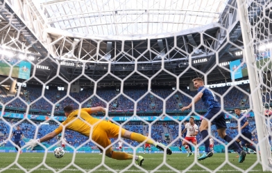 Sao Ba Lan dứt điểm hiểm hóc, ghi bàn ngay giây 30 của hiệp hai