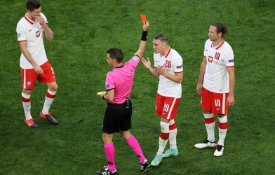Lão tướng Ba Lan phạm lỗi, nhận thẻ đỏ đầu tiên tại Euro 2021