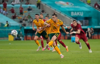 Sút penalty lên trời, Bale đi vào lịch sử Euro sau 21 năm