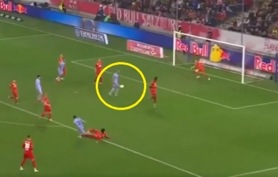 Đồng đội Messi đứng im tại chỗ để bàn thắng tự tìm đến