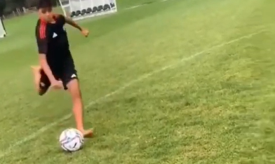 Con trai Ronaldo trình diễn kỹ năng đá phạt tại Man Utd