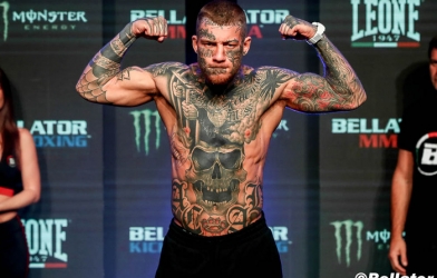 Giở trò chơi xấu, võ sĩ xăm trổ lên gối hạ knock-out đối thủ sau 7 giây