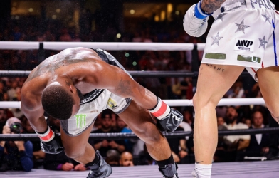 YouTuber tung 'một đấm ăn liền', khiến cựu vương UFC đổ gục bất tỉnh