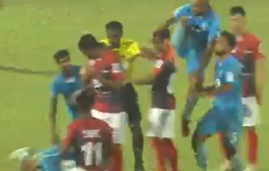 Khó tin: Đang đá bóng hóa sàn đấu võ ở quốc gia 'vùng trũng châu Á'