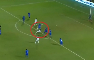 Tiền đạo 15 tuổi bay người trên không, ghi siêu phẩm từ góc 180 độ