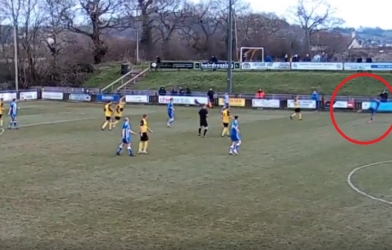 Chiêm ngưỡng bàn thắng bất ngờ nhất thế giới, vô-lê 50 mét ghi bàn