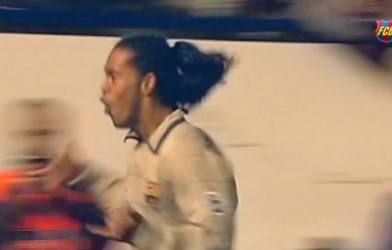 Ronaldinho 'làm xiếc' trong vòng cấm trước khi ghi bàn