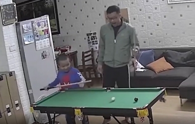 Hài hước: Bố 'há hốc mồm' khi nhìn con trai biểu diễn kỹ năng bi-a thượng thừa