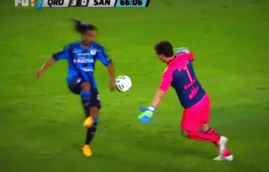Ghi bàn kiểu 'Tôn Ngộ Không trộm đào', Ronaldinho nhận cái kết cực hài hước