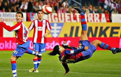 Ronaldinho dứt điểm 'xe đạp chổng ngược' tung lưới Atletico ở trận đấu đặc biệt