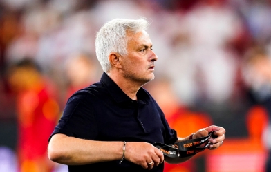Mourinho mất kiềm chế, có hành động không đẹp với Anthony Taylor tại bãi đỗ xe