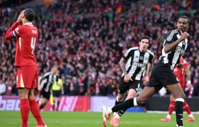 CĐV Liverpool bị chỉ trích vì hành động khi Newcastle vô địch