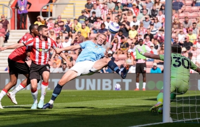 Hàng công hóa 'gỗ', Man City gây thất vọng trước Southampton