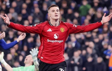 Đánh bại Everton, MU trở lại top 4 Ngoại hạng Anh