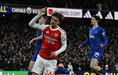 Thần đồng 16 tuổi rực sáng phút cuối, Arsenal hạ Everton nghẹt thở